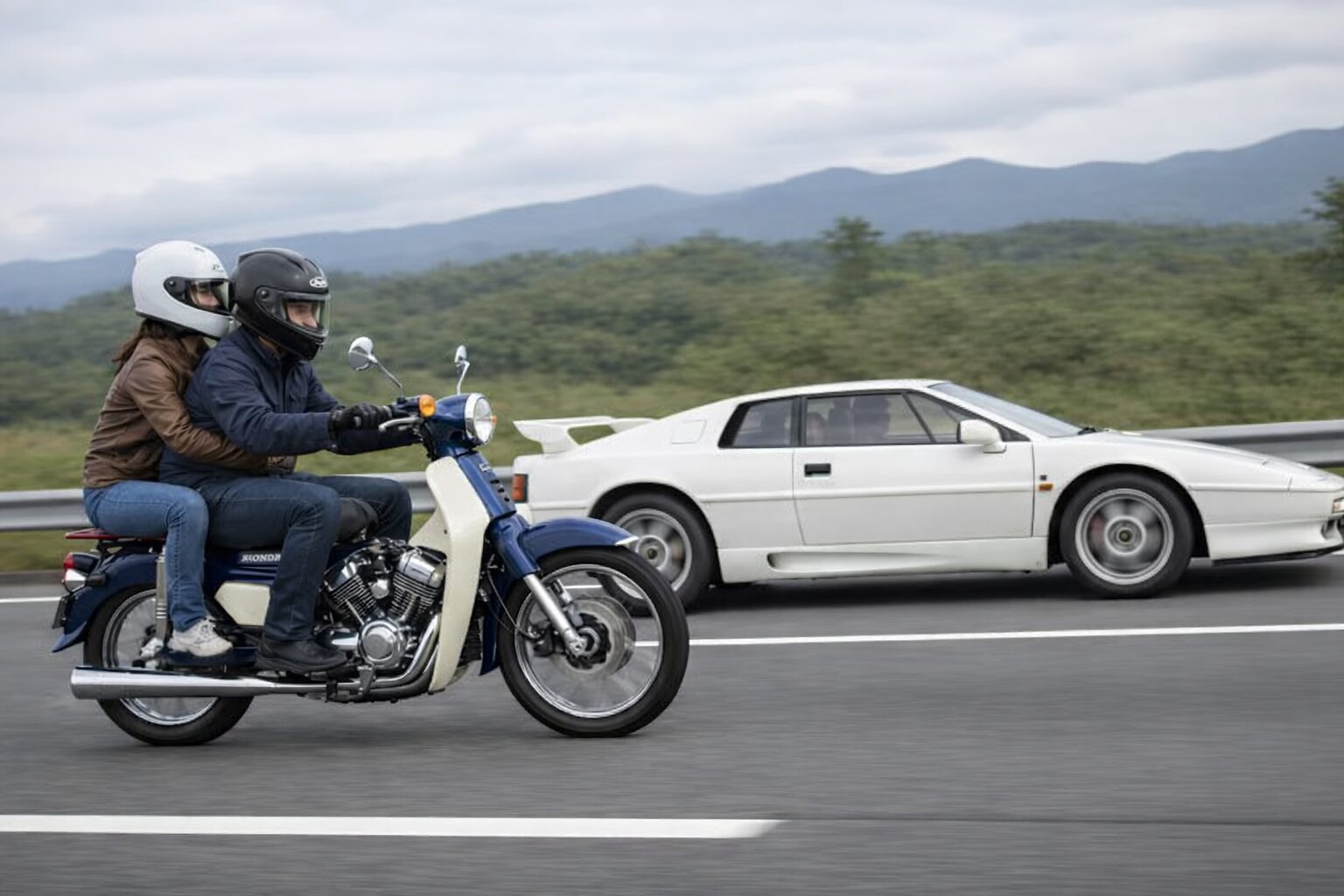 ロータスエスプリターボと勝負するスーパーカブ250