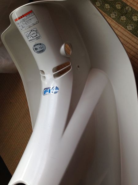 クリーナーで掃除した後のスーパーカブのレッグシールド